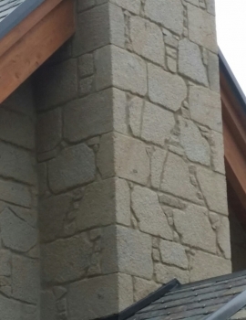 Corme, A Coruña. Casa tradicional en linea irlandesa, mampostería de piedra clara, madera etc.